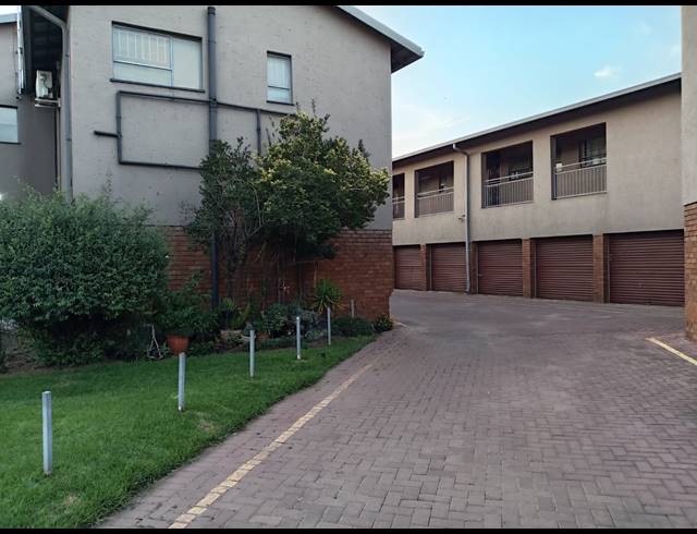 2 BEDROOM FLAT FOR SALE IN VANDERBIJLPARK CE 3